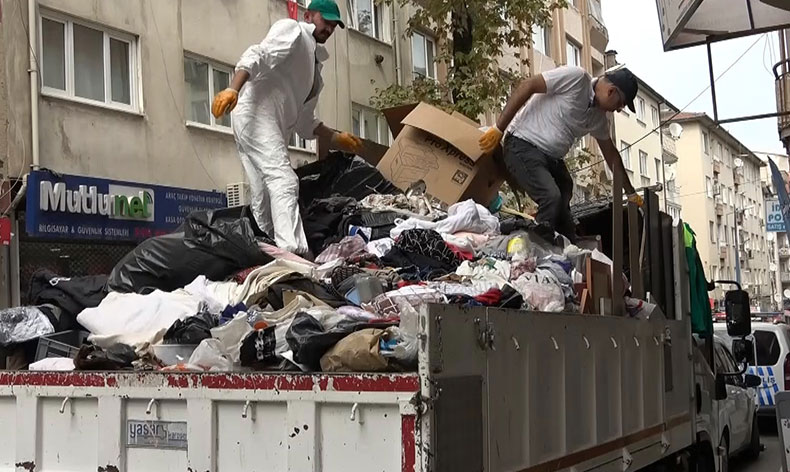 Sokak sokak topladığı çöpleri babasının evinde biriktirdi