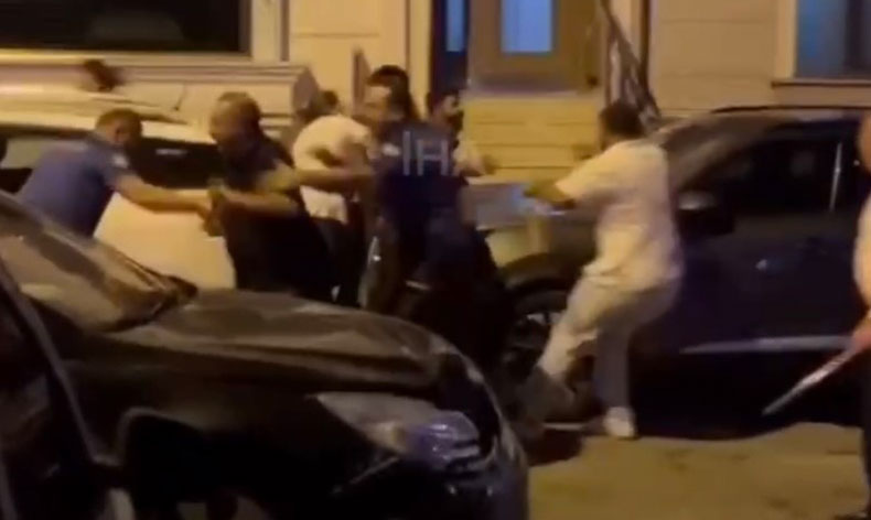 Çocuk görme bahanesiyle darp etti