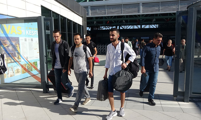 Yüksek Hızlı Tren uçağı solladı
