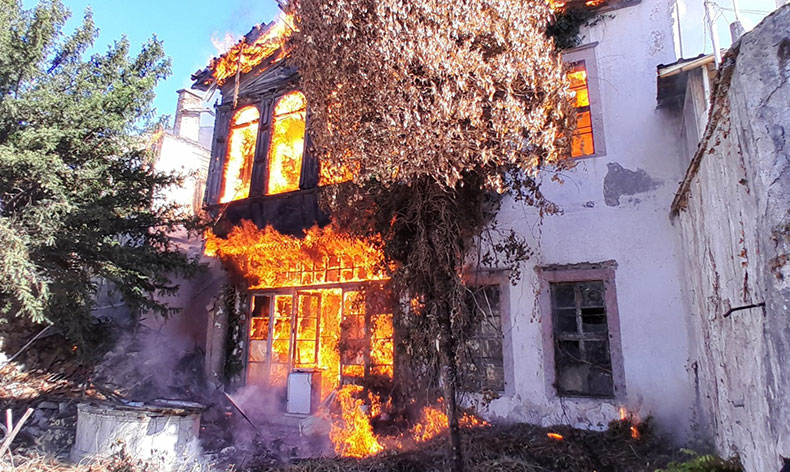 İki katlı ahşap ev alevlere teslim oldu