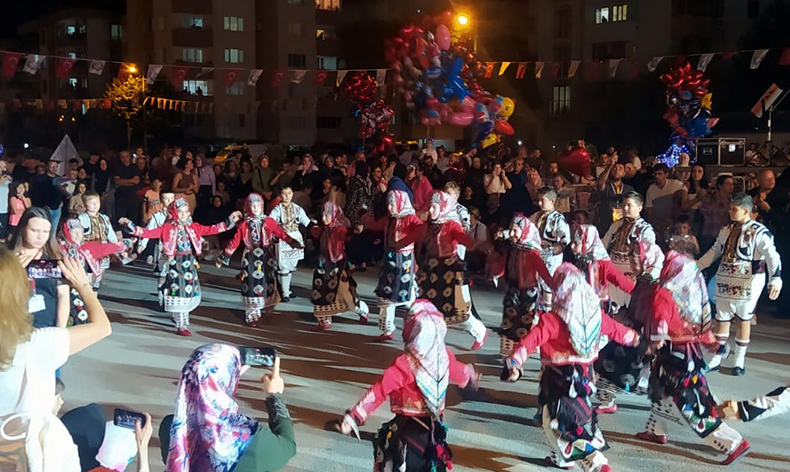Küçük folklorcular izleyenlerden tam not aldı