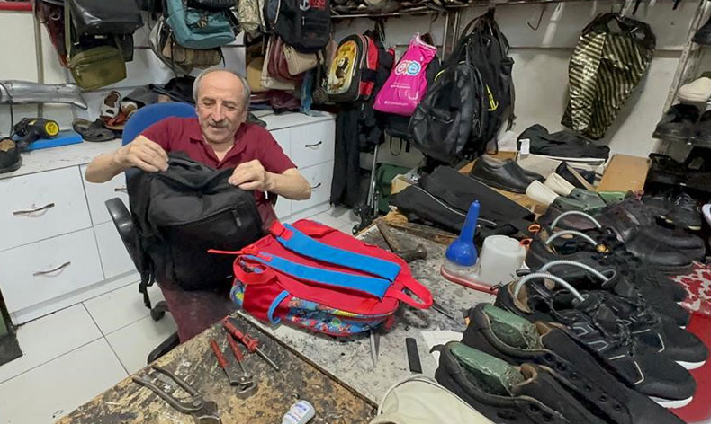 Ayakkabıcılarda çanta ve valiz yoğunluğu