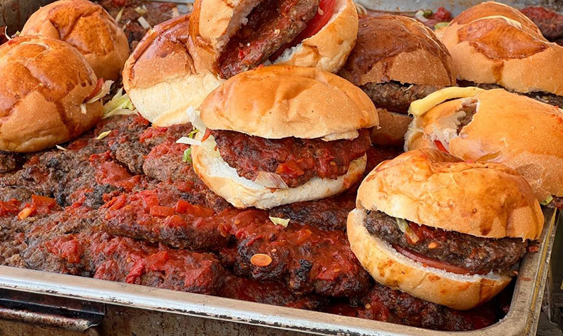 Konteyner kentte yaşayan vatandaşlara hamburger ikramı