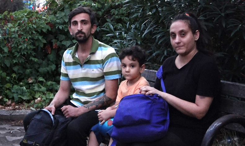 Hamile eşi ve çocuğu ile hastane bahçesinde kalıyor