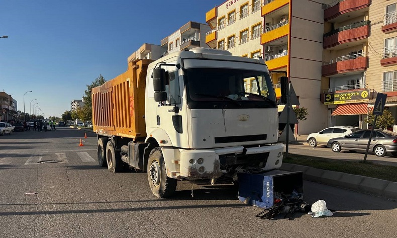 Freni boşalan kamyon araçların arasına daldı