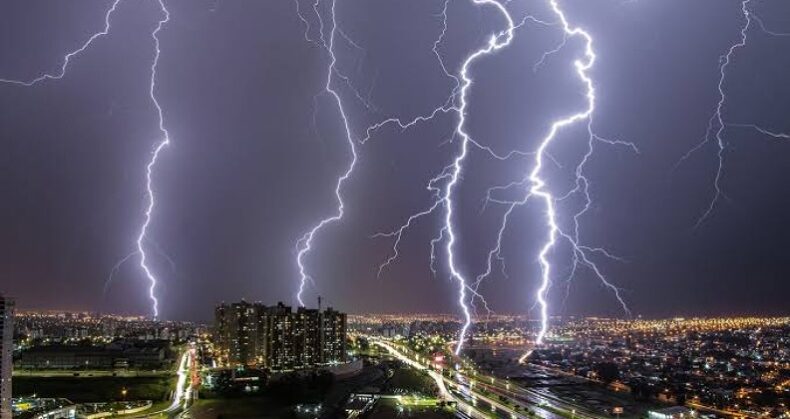 İstanbul Havalimanı’na yıldırım düştü