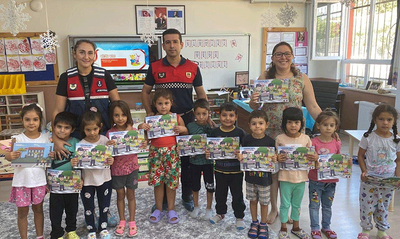 Jandarma ekipleri öğrencileri bilgilendirdi