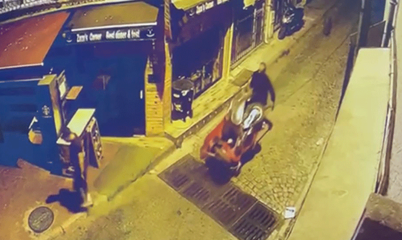 El arabasıyla motosiklet çaldılar