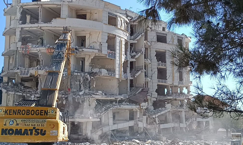 Beyaz Saray Apartmanı yıkılmaya başlandı