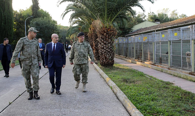 Vali askeri harayı ziyaret etti