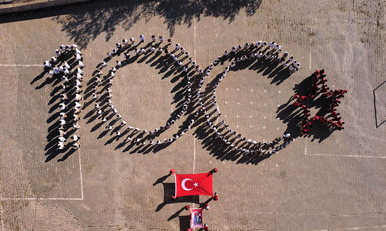Öğrencilerden 100. yıl koreografisi