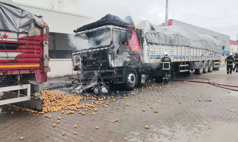 Patates yüklü tırın kupası yanarak küle döndü