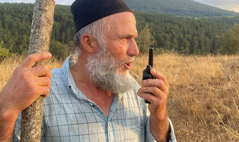 Birbirleriyle telsizle iletişim kuruyor
