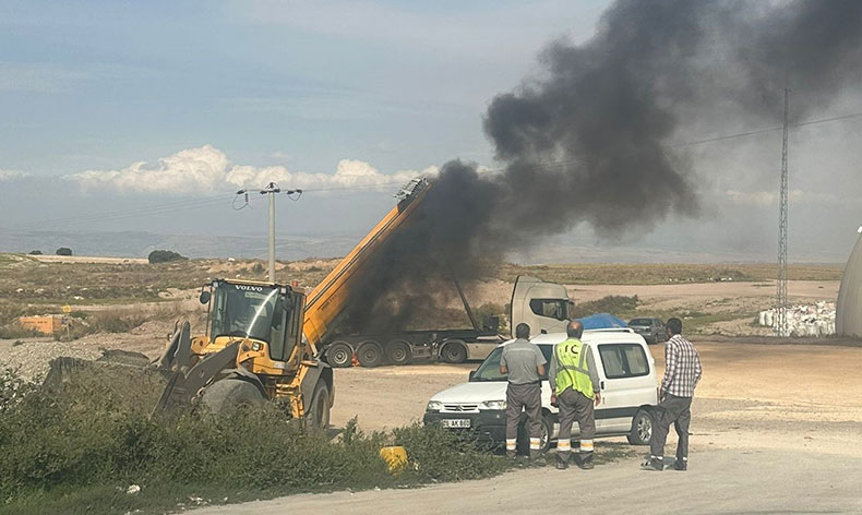 Elektrik tellerine çarpan kamyon alevlere teslim oldu