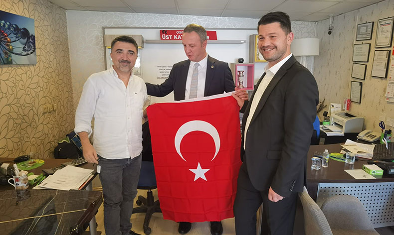 Zonguldak’ta 2 bin adet bayrak dağıtıldı