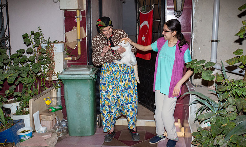 Bedensel engelli Melike’nin yüzünü güldüren hediye
