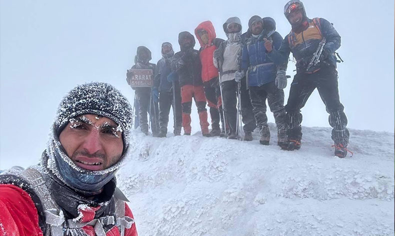 Dağcılar dondurucu soğukta Ağrı Dağı’na tırmandı
