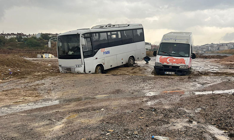 Sağanak yağış nedeniyle yol çöktü
