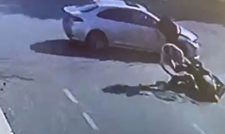 Beylikdüzü’nde motosiklet ile otomobil çarpıştı