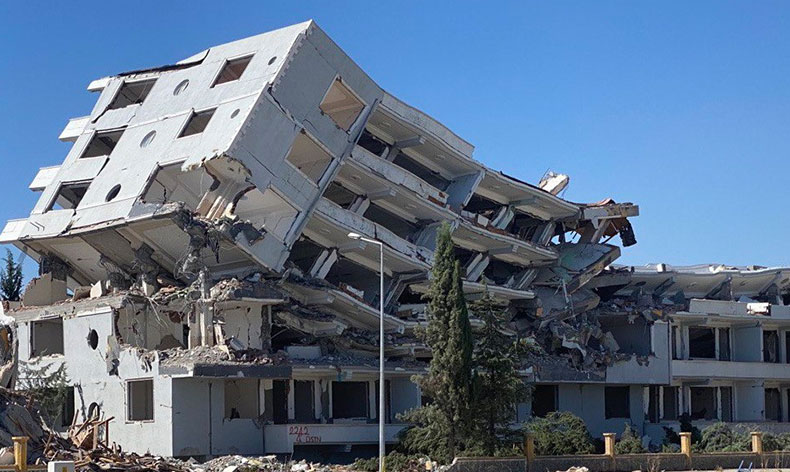 Ağır hasarlı binalar yıkılıyor