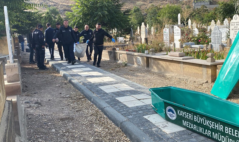 Mezarlıkta kalbinden bıçaklanmış erkek cesedi bulundu