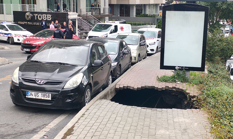 Kaldırım çöktü, çukura düşen kadın yaralandı