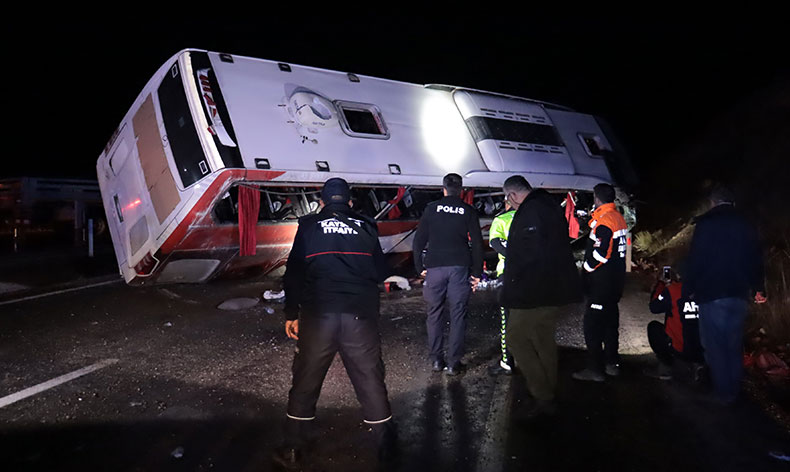 Yolcu otobüsü devrildi: 8’i ağır 38 yaralı