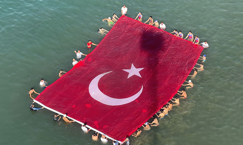 Denizde 123 metre Türk bayrağı açıldı
