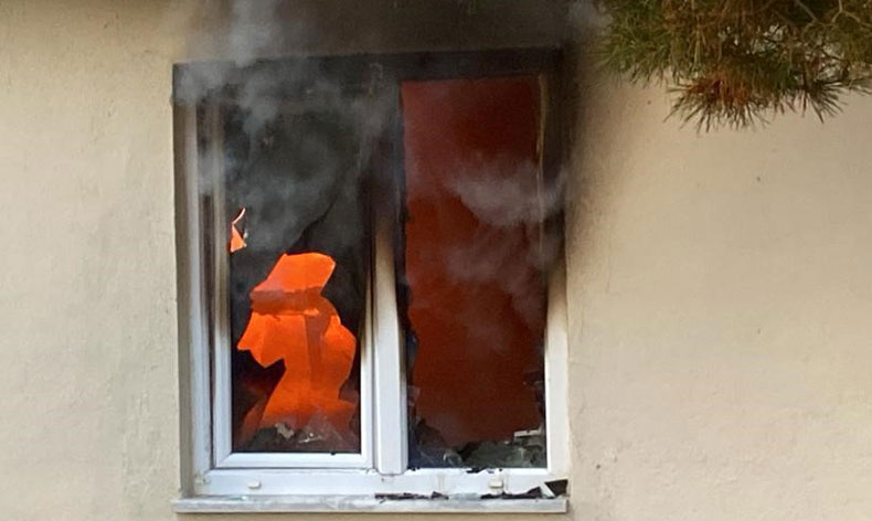 Alevler içinde kalan ev kullanılamaz hale geldi