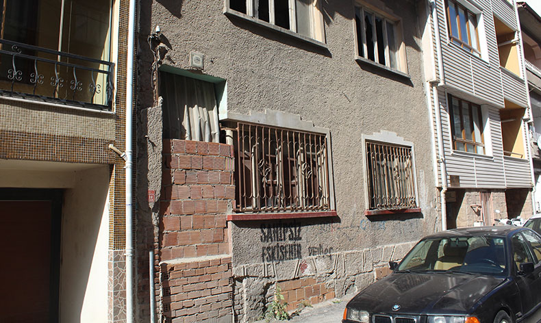 Virane ev mahalleliyi tedirgin ediyor