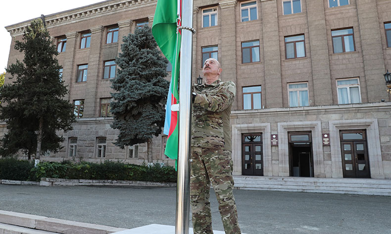 Aliyev, Azerbaycan bayrağını göndere çekti