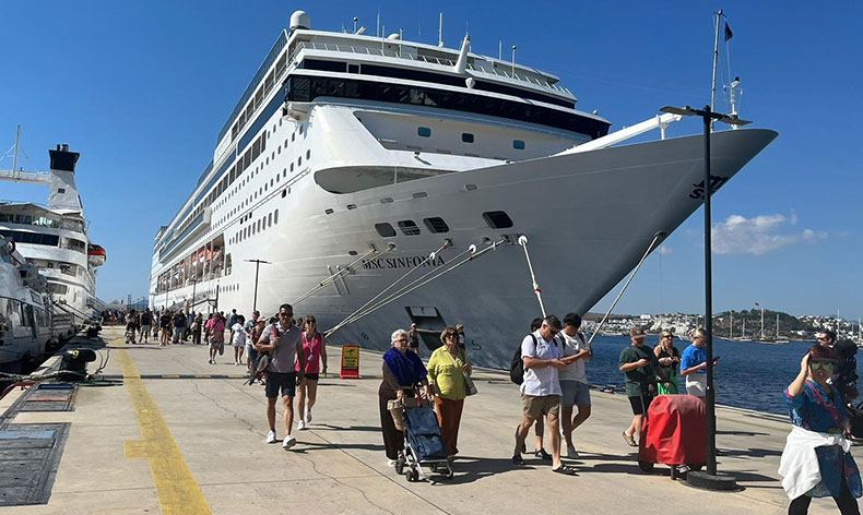 2 gemi ile 2 bin turist geldi