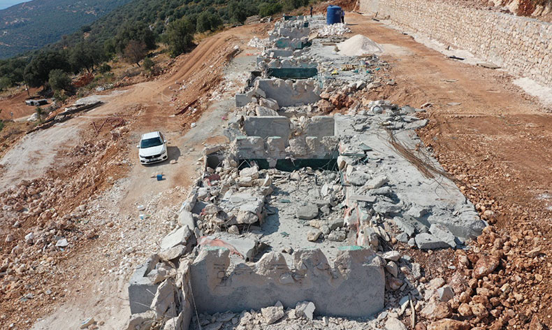 Deniz manzaralı kaçak yapılar yıkıldı