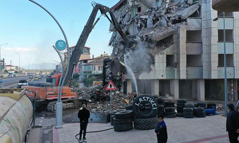 Körfez’de 5 katlı riskli bina yıkıldı