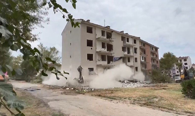 Bursa’da molozlar ve enkazların yanında eğitim