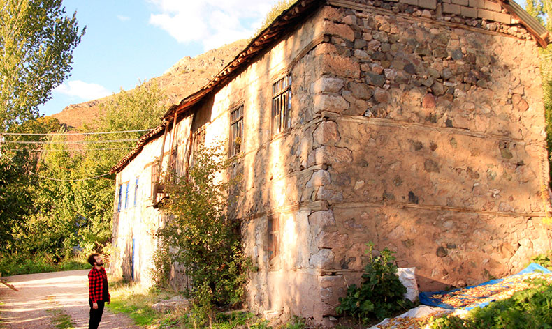 Duvardan indirilmeyen 49 yıllık resm