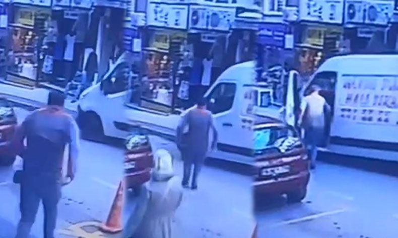 El freni çekmeyi unutulan aracı otopark görevlisi durdurdu