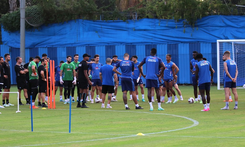 Y. Adana Demirspor Teknik Direktörü Patrick Kluivert: “Rakiplerimiz gücümüzü biliyor”