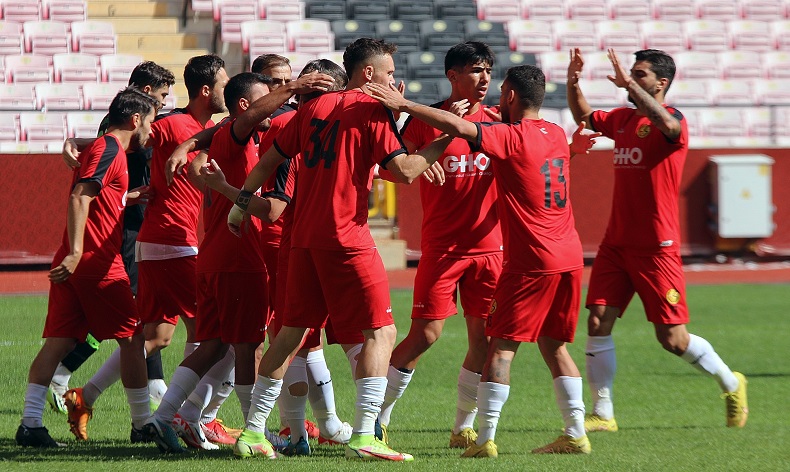 Eskişehirspor hazırlık maçını 3 golle kazandı