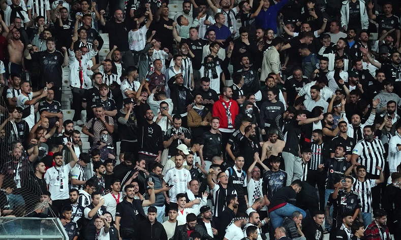 Beşiktaş tribünlerinde ‘yönetim istifa’ sesleri