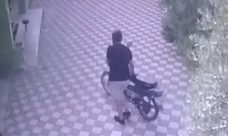 Namaz kılma bahanesiyle imamın motosikletini çaldı