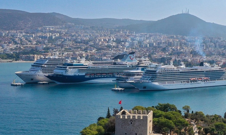 Kuşadası’na 4 gemiyle denizden 6 bin 854 yolcu geldi