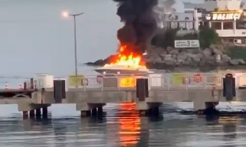 Bakırköy’de lüks tekne alevlere teslim oldu