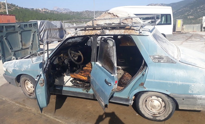 Otomobil alev aldı 3 kişi yaralandı 1 koyun telef oldu