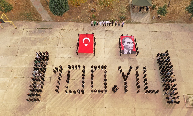 Bursa’da 230 öğrenciden 100. Yıl koreografisi
