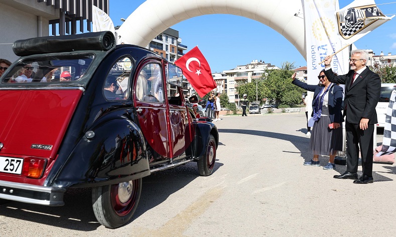 Bursa’da klasik otomobiller, kız çocukları için yola çıktı