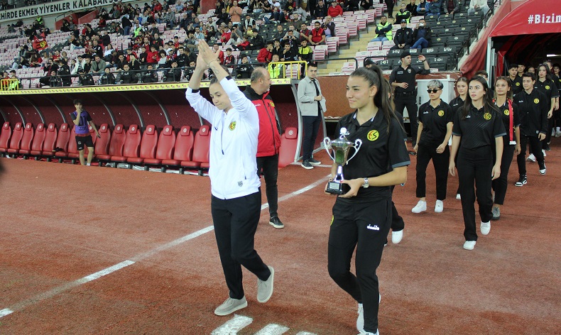 Şampiyon Eskişehirspor Kadın Futbol Takımı stadyumda kupayla taraftarı selamladı