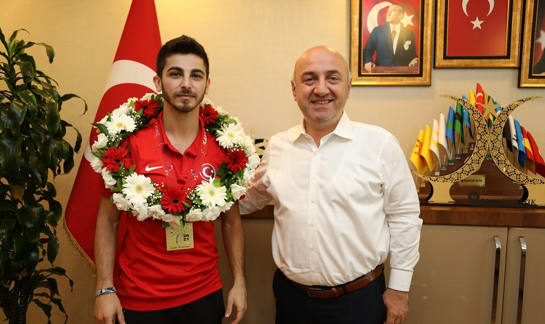 Eray Şamdan’dan 100. yılda anlamlı madalya
