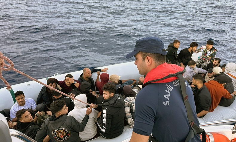 Datça’da 49 düzensiz göçmen kurtarıldı, 60 göçmen yakalandı