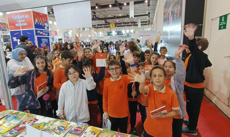 Öğrenciler kitap fuarını gezdi